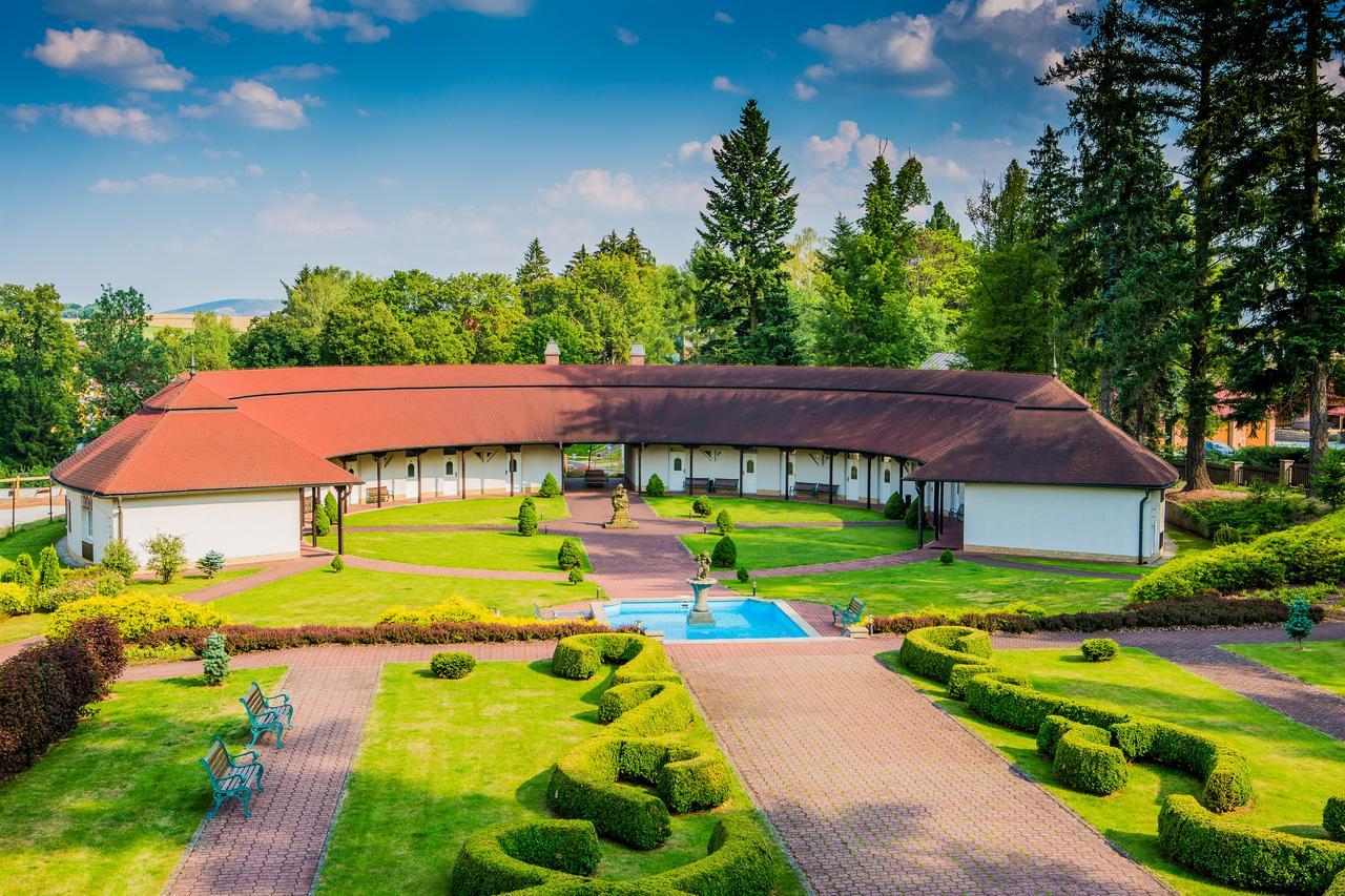 Hotel Veba Broumov Exteriör bild