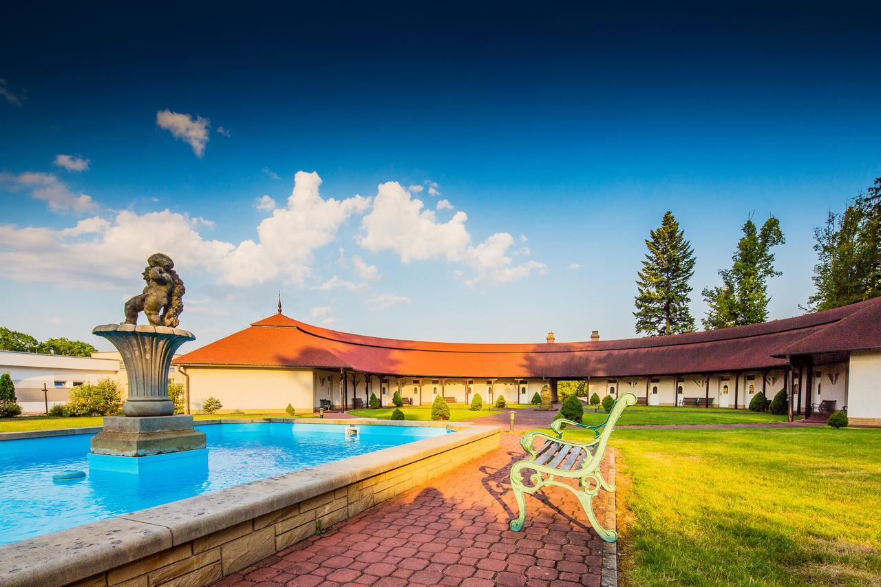 Hotel Veba Broumov Exteriör bild